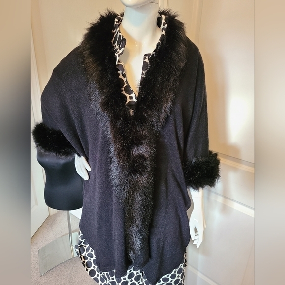 TRÏBE Black Faux Fur Trimmed Cape Shawl Size XL NWT - Picture 3 of 6